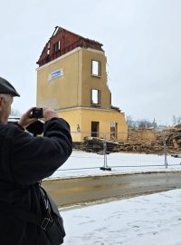 Poslední stojící zeď budovy si přišel vyfotografovat i František Vetyška