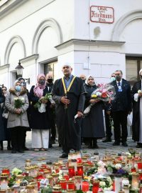 Před vídeňským barem Kaktus imám Ademsafi Bajrami zapálil svíčku a pomodlil se za oběti nedávného útoku