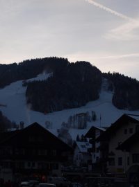 Vypadá nevinně. Hora Hahnenkamm z centra Kitzbühlu.