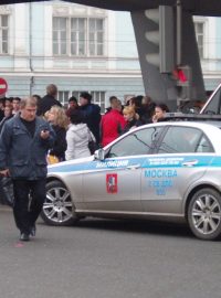 Lidé před stanicí metra Park kultury v Moskvě.