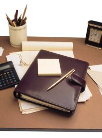 Kancelář, pracovní deska, kalkulačka, diář, tužky