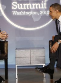 Prezident Barack Obama a indický premiér Manmohan Singh před zahájením summitu o jaderné bezpečnosti