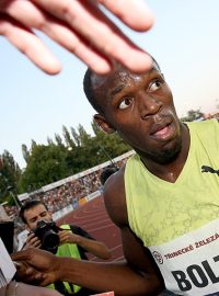 Usain Bolt v cíli s fanoušky a fotografy