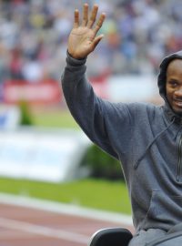 Asafa Powell zdraví diváky Zlaté tretry v Ostravě