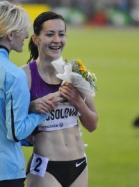 Vítězka Denisa Rosolová přijímá gratulace v cíli závodu na 400 metrů