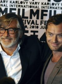 Britský herec Jude Law a prezident festivalu Jiří Bartoška