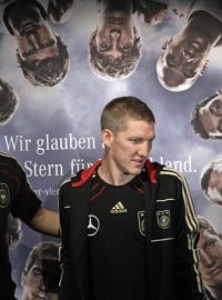 Manuel Neuer (vlevo) se spoluhráčem Bastienem Schweinsteigerem a fotkami dalších německých reprezentantů