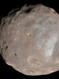 Phobos na snímku ze sondy Mars Reconnaisance Orbiter (2008)