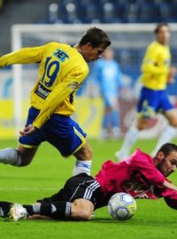 První zápas osmifinále fotbalového Ondrášovka Cupu FK Teplice - SK Dynamo České Budějovice 3. listopadu v Teplicích. Na trávníku je českobudějovický Tomáš Stráský, za ním je Jakub Mareš z Teplic.