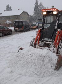 Do odklízení sněhu z ulic se v Mukařově u Říčan zapojily i stavební stroje