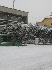 Zima a sníh v Úvalech - neodházený chodník