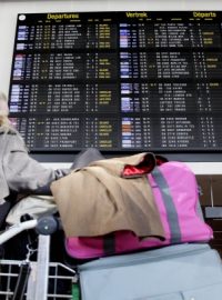 Na bruselském letišti Zaventem čekají lidé na svůj let už čtvrtý den. Letiště nemá rozmrazovací směsi pro letadla..jpg