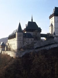 Hrad Karlštejn dostal svou současnou historizující podobu až na konci 19. století v přestavbě vedené architektem Josefem Mockerem