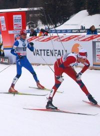 Lukáš Bauer (v modrém) v cíli šesté etapy Tour de Ski