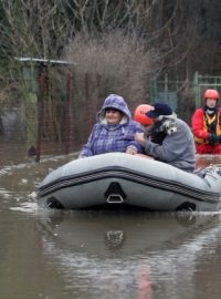 Povodeň záchrana zaplavená chatová oblast Dvory řeka Ohře Karlovy Vary