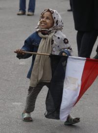 Malá demonstrantka drží egyptskou vlajku, Káhira 1. 2. 2011