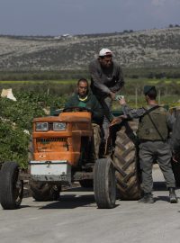 Izraelští vojáci kontrolují palestinské farmáře u Nabulusu na Západním břehu Jordánu