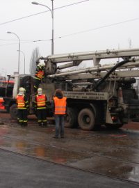 Vážná nehoda tramvaje s nákladním vozem