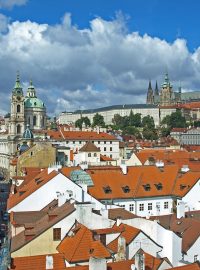 Pohled na chrám sv. Mikuláše a panoráma Hradčan z Mostecké věže