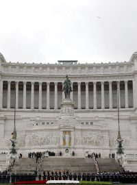 Na náměstí Venezia v Římě se při příležitosti oslav 150. výročí sjednocení Itálie konala slavnostní vojenská přehlídka.