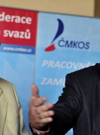 Předseda ČMKOS Jaroslav Zavadil (vlevo) a předseda Odborového svazu Stavba Stanislav Antoniv vystoupili na briefingu ČMKOS na téma forem protestu proti vládním reformám.