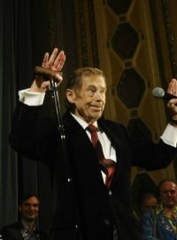 Václav Havel na premiéře svého filmu Odcházení