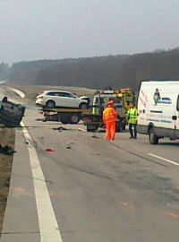 Na dálnici D11 u Dobřenic se srazila čtyři auta