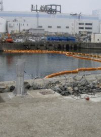Japonská jaderná elektrárna Fukušima s oranžově označenou bariérou, která má zabránit šíření kontaminovaných naplavenin