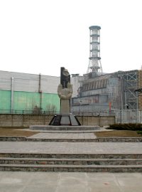 Jaderná elektrárna Černobyl a její betonový sarkofág, pod kterým se ukrývá zničený reaktor