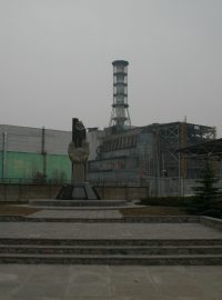 Černobyl - pohled na betonový sarkofág černobylské elektrárny