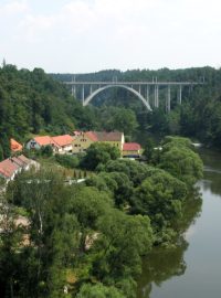 Železobetonový most zvaný Duha, po kterém do Bechyně přijíždějí auta i vlaky