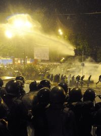 Gruzínské bezpečnostní síly použily proti demonstrantům vodní děla.