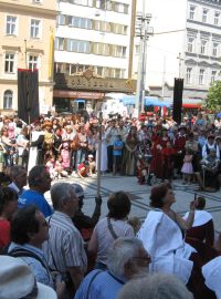 Královský průvod - na pražském Smíchově se přišly podívat na krále stovky lidí