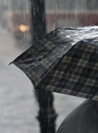 Meteorologév varují před deštěm, bouřkami a kroupami, hlavně na Moravě.