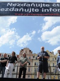 Demonstrace proti chystanému zvyšování DPH na knihy v Praze.