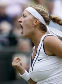 Petra Kvitová oslavuje jeden z povedených úderů ve čtvrtfinále Wimbledonu