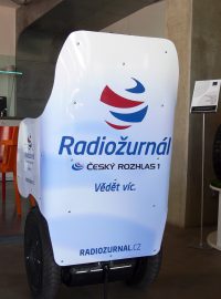 Vozítko Segway v barvách Radiožurnálu