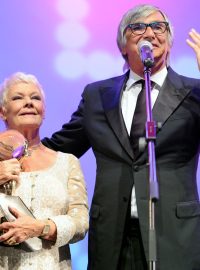 46. filmový festival Karlovy Vary. Judi Dench převzala Křišťálový globus za celoživotní dílo.