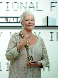 46. filmový festival Karlovy Vary. Judi Dench převzala Křišťálový globus za celoživotní dílo.