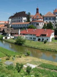 Hrad a zámek Jindřichův Hradec vyrostl na místě původního slovanského hradiště z 10. století