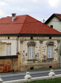 Chorvatské město Pakrac v západní Slavonii - na fasádách stále ještě otvory po střelách a granátech.