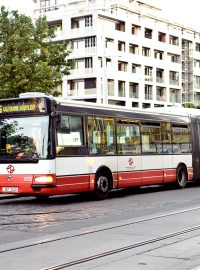 Autobus u zastávky v Praze 10