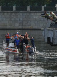 Na řece Moskvě se po kolizi s nákladní lodí potopil výletní člun