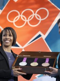 Kelly Holmesová a Sebastian Coe představují medaile určené pro LOH v Londýně 2012