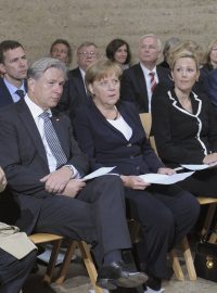 Bývalý německý prezident Richard von Wizsaecker, starosta Berlína Klaus Wowereit, kancléřka Angela Merkelová a německý prezident Christian Wulff s manželkou na vzpomínkovém aktu v Berlíně