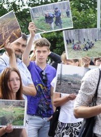 Demonstrace za odvolání ředitele Národního parku Šumava Jana Stráského před ministerstvem životního prostředí