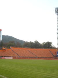 Stadion v Piatra Neamt má sice nový plášť, ale pro fotbal bohužel také atletickou dráhu