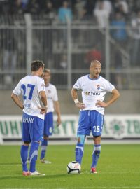 Václav Svěrkoš (vpravo) se spoluhráči po třetím inkasovaném gólu