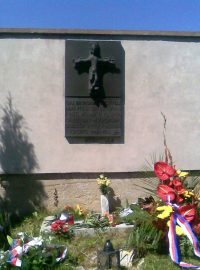 Mrtví z romského sběrného tábora v Hodoníně jsou pochováni v nedalekých Černovicích
