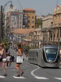 Tramvaj projíždí Jaffskou třídou, hlavní tepnou židovské části Jeruzaléma